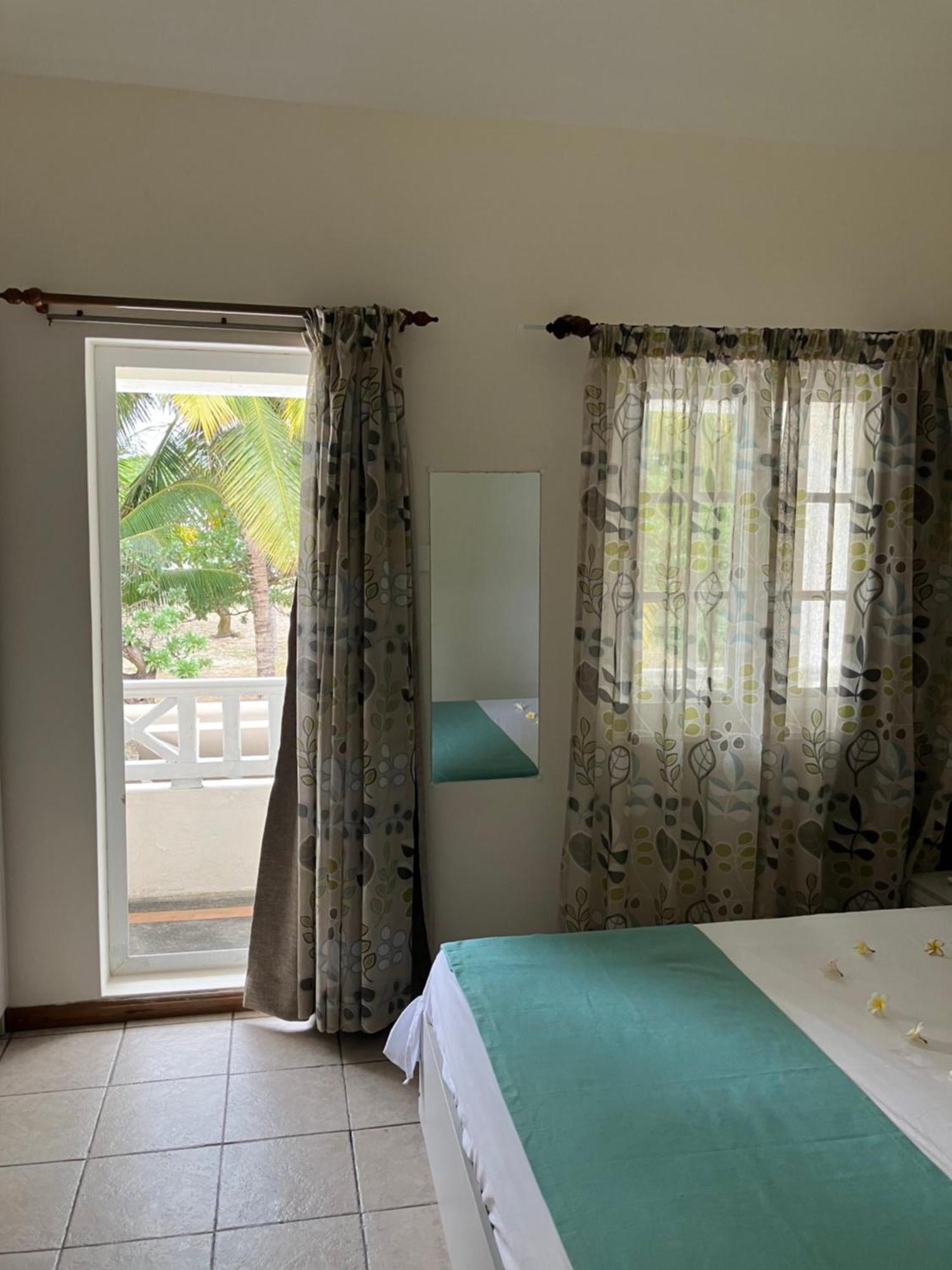 Fully Furnished Luxury Villa 3 Right On A Blue Ocean Belle Mare Eksteriør bilde